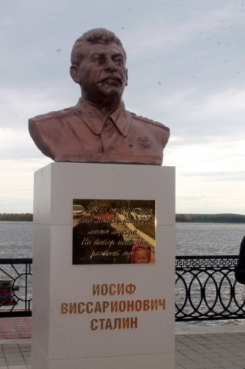 Активисты незаконно установили бюст Сталина в Сургуте