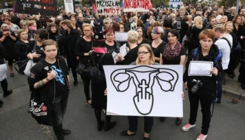 Большинство поляков поддерживает протесты женщин против абортов