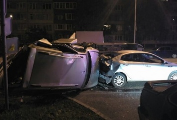 В Петербурге иномарка протаранила два припаркованных автомобиля