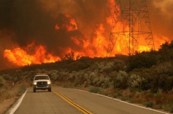 Из-за лесных пожаров в Калифорнии эвакуируют сотни жителей