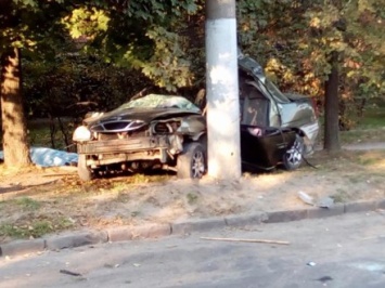 Автомобиль во Львове врезался в столб, есть жертвы
