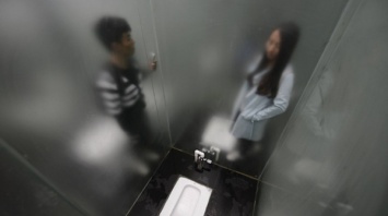 В Китае открылся стеклянный туалет в экопарке на озере Шиянь