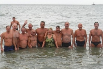 Экстремалы Бердянска приглашают горожан и гостей на заплыв в море