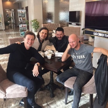 Сергей Безруков сделал неожиданное фото с Галустяном, Ревой и Хрусталевым