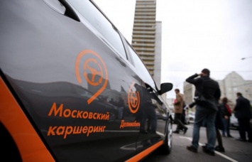 В Москве каршеринговый автомобиль наехал на автобусную остановку в столице
