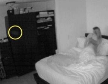 Привидения среди нас: американке одно из них не давало спать, и она сняла его на видео