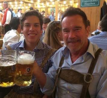Арнольд Шварценеггер отпраздновал день рождения сына в баре