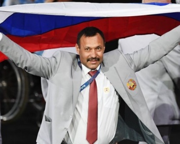 Белорусу, пронесшему флаг России на Паралимпиаде, подарят квартиру