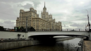 В центре Москвы иномарка упала в реку Яузу