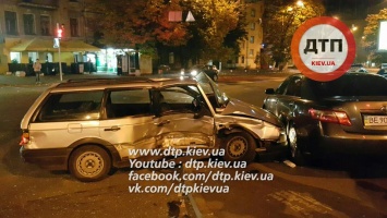 Массовое ДТП в центре Киева, столкнулись три авто