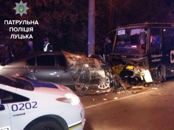 В Луцке BMW протаранил маршрутку: один погиб, 10 пострадавших