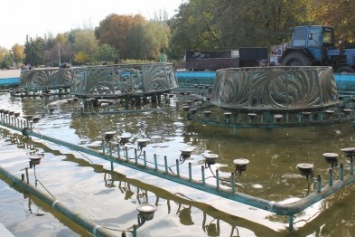 В Славянске чистят фонтан и закрывают до следующего сезона