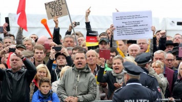 Демонстранты в Дрездене оскорбили Ангелу Меркель