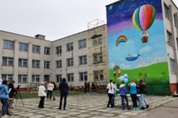 Монументальная живопись украсила школу Северодонецка