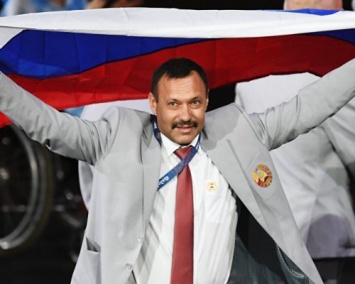 Белорус Фомочкин, пронесший флаг России на Паралимпиаде, ничего не знает о подаренной квартире