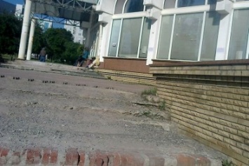 В Донецке исчезают мраморные ступеньки в общественных местах (Фотофакт)