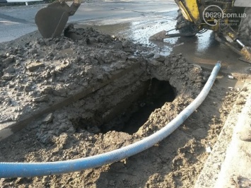 В Мариуполе снимали плиту, чтобы устранить порыв водовода (ФОТО)