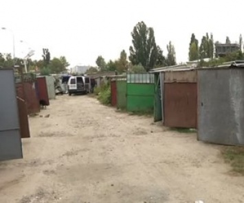 Ради строительства подъездной дороги к аэропорту «Киев» убирают гаражи