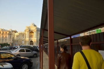 Возле одесского Театра оперы и балета будут реставрировать дом до лета (ФОТО)
