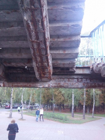 Пешеходный мост через проспект Леся Курбаса на грани аварии