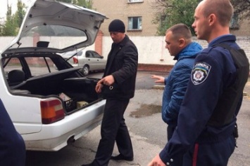 Терновские полицейские пытались помешать завладеть табельным оружием