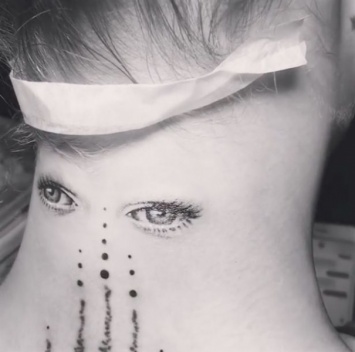 Кара Делевинь шокировала новой гипнотической татуировкой
