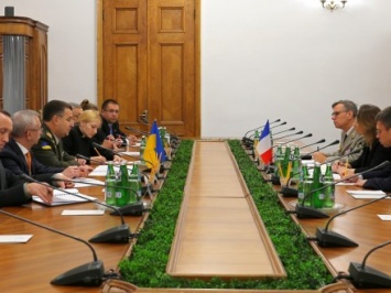 С.Полторак обсудил с послом Франции ситуацию на Донбассе