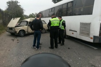 В Мариуполе "Жигули" попал под колеса рабочего автобуса (ФОТО)