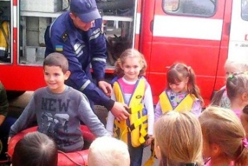 На Херсонщине малыши помогли пожарным справиться с "пламенем" (фото)