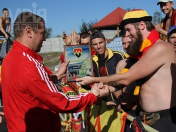 Запорожские футболисты наградили своего самого преданного фаната