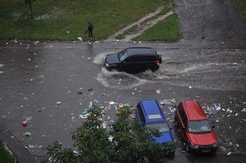 Журналист заснял плывущие по львовским улицам после дождя реки мусора