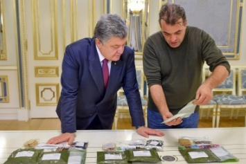 Бирюков и Порошенко представили новые сухпайки для солдат ВСУ (ФОТО)