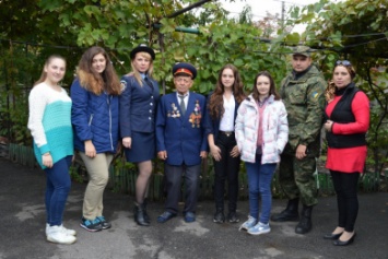 Будущие полицейские Покровска (Красноармейска) навестили ветерана милиции