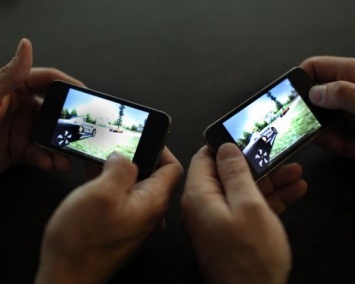 Жители Франции чаще проводят время за смартфоном, чем за телевизором