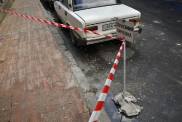 Фрагменты одесского дома Бонифаци в переулке Чайковского обрушились на тротуар (ФОТО)