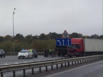 Военный грузовик попал в аварию возле Ровно