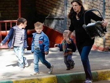 Брошенная Евгением Цыгановым жена вместе с детьми покидает его квартиру