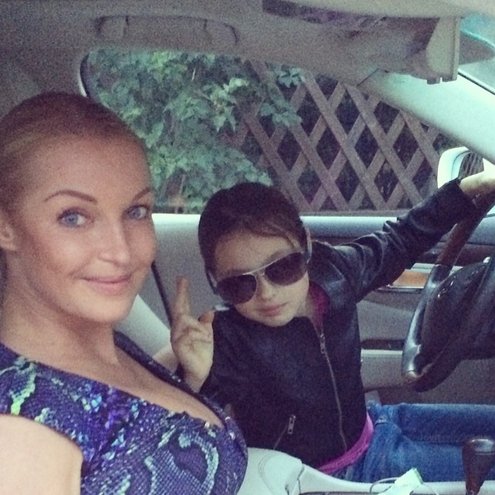 Дочь Анастасии Волочковой учится водить