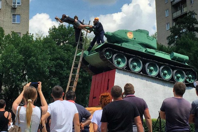 В Ростове-на-Дону мужчина собирался повеситься на дуле танка Т-34
