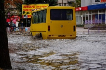 Сильный ливень в Каменском затопил улицы и частично парализовал движение транспорта