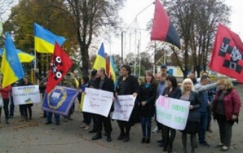 В Волновахе около 200 человек митингуют против отвода украинских войск