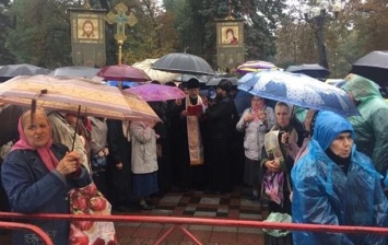 Сотни прихожан УПЦ МП собрались под Радой (ВИДЕО)
