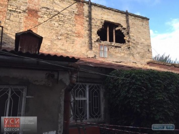 В Одессе из-за ливня в стене жилого дома образовалась огромная дыра