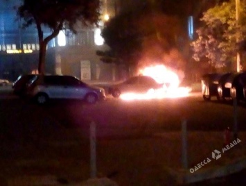 В Одессе таксист спас от пожара машины на парковке