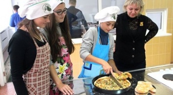 Сумской НАУ учит школьников готовить пиццу (+фото)