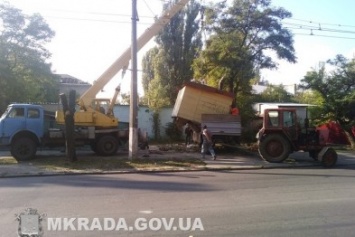 Николаевские комунальщики продолжают демонтаж незаконно установленных объектов (ФОТО)