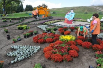 В Запорожье на "Радуге" ко Дню города строят шедевры из цветов и миниатюрную Сечь, - ФОТО
