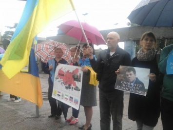 Десятки украинцев пикетировали посольство РФ в Италии с требованием освободить Р.Сущенко