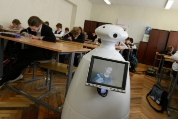 В казанском лицее первый в России робот-учитель провел урок