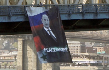В Нью-Йорке неизвестные вывесили на мосту портрет Путина